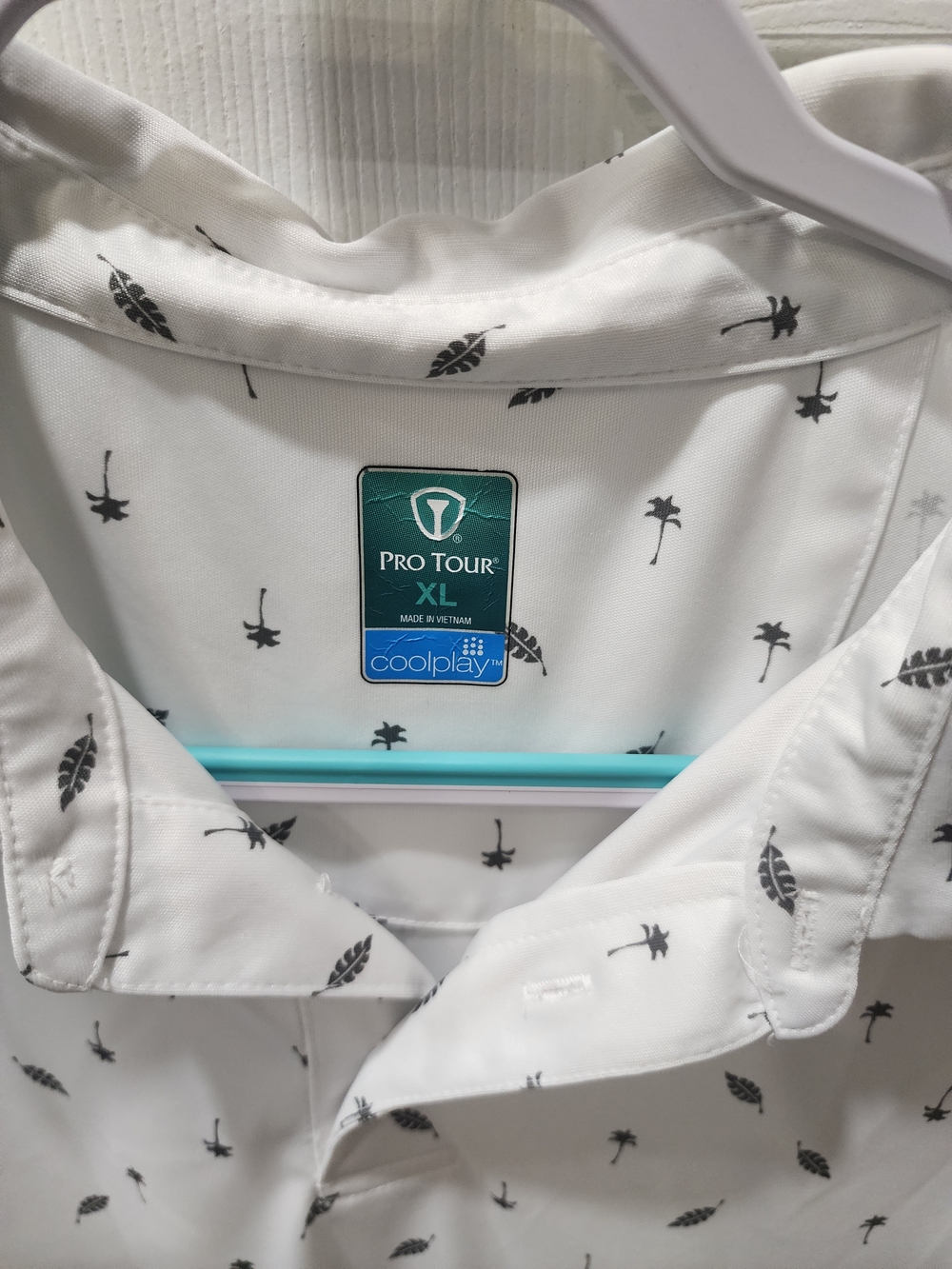 XL White Short-Sleeve Button-Down Shirt with Black Leaf Print